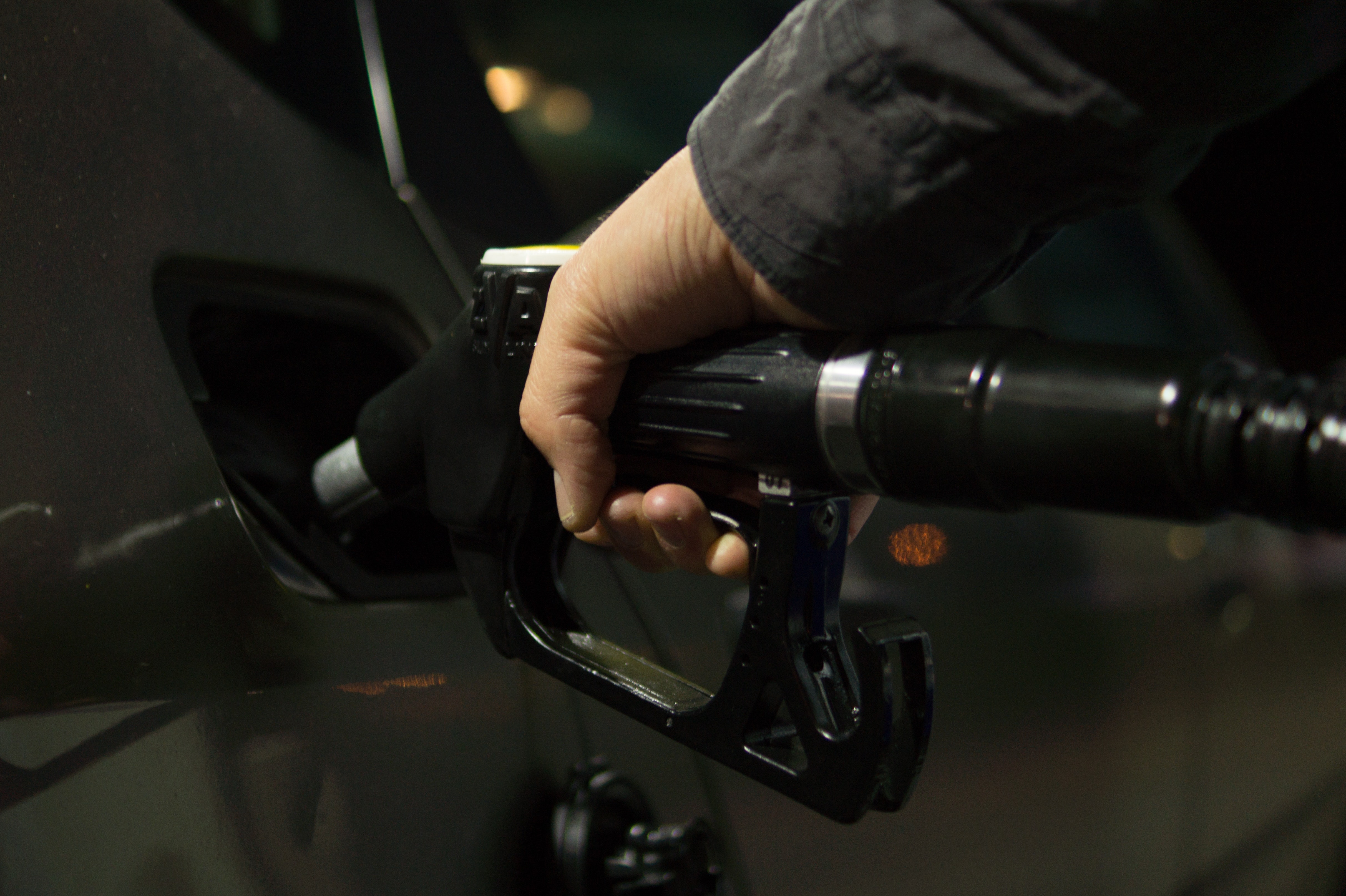 Росстат сообщил о снижении цен на бензин в стране вторую неделю подряд