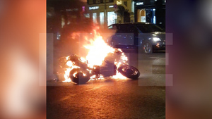 Мотоцикл вспыхнул на Садовом кольце в Москве после столкновения с "газелью"