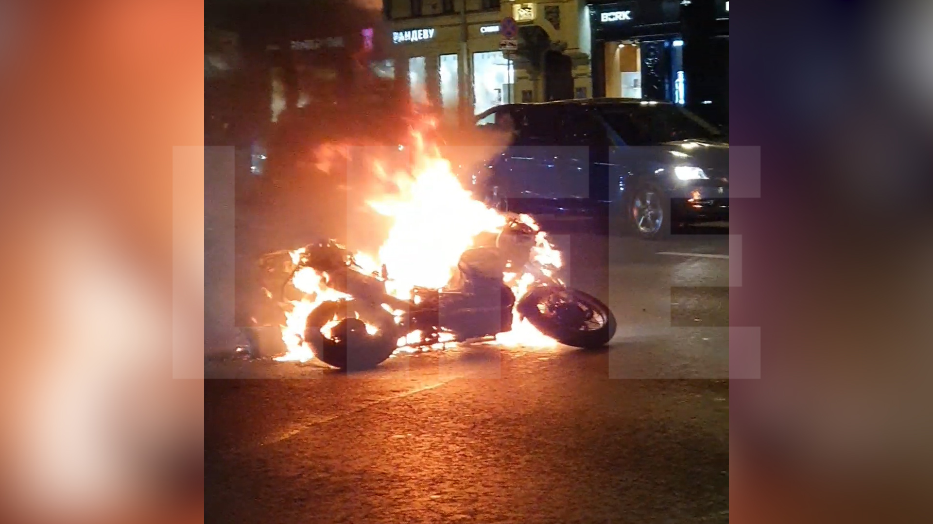 Призрачный гонщик: Мотоцикл вспыхнул на Садовом кольце в Москве после столкновения с "газелью"