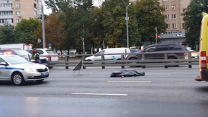 Скрылся с места, бросив авто: В Москве лихач на "приоре" насмерть сбил вышедшего из машины таксиста