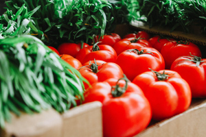 "Без запаха, почти пластиковые": Токсиколог рассказал, как вычислить опасные томаты в магазине