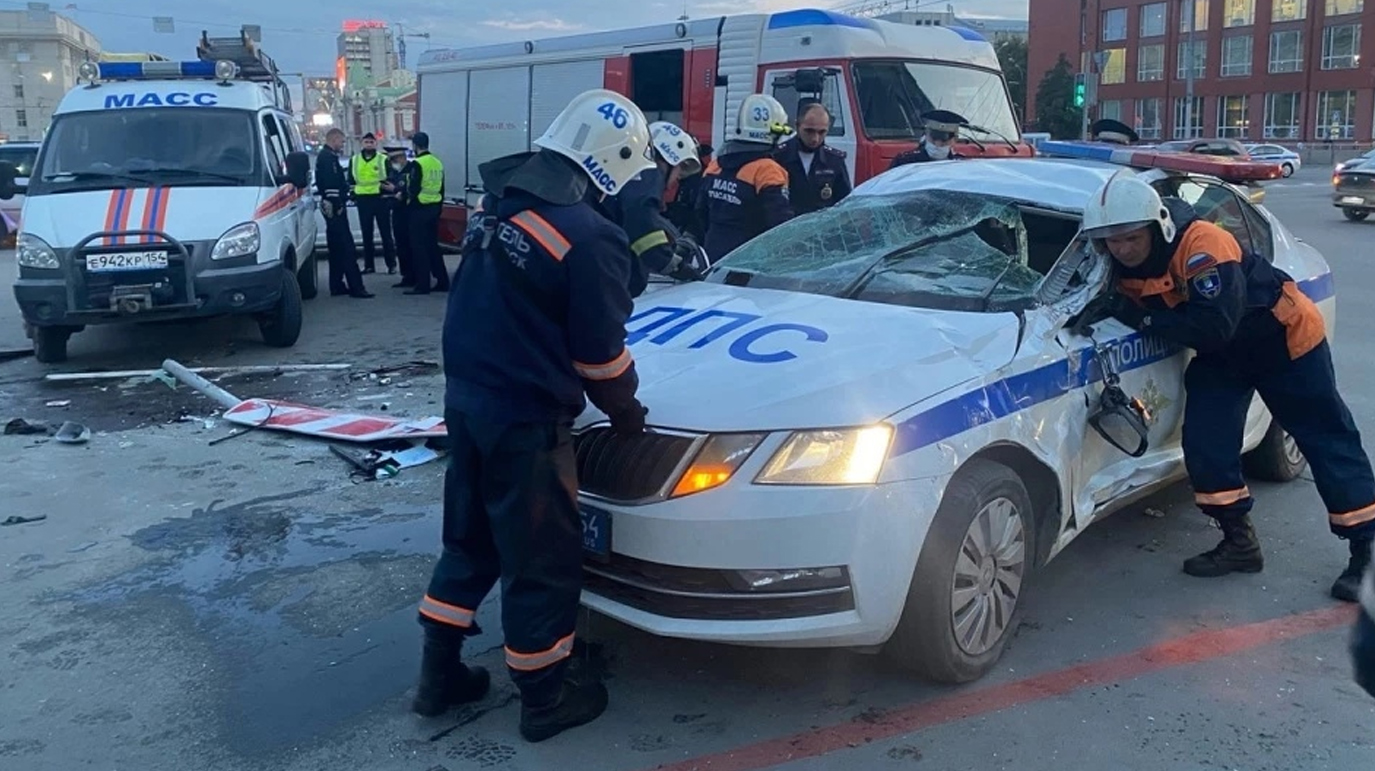 В центре Новосибирска автомобиль ДПС перевернулся после столкновения с  