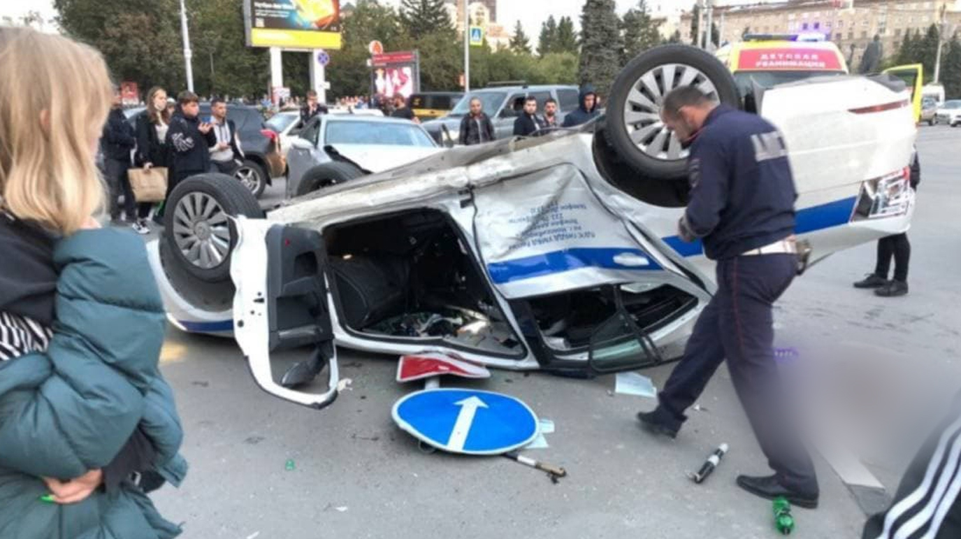 В центре Новосибирска автомобиль ДПС перевернулся после столкновения с "лексусом"