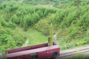 КНДР показала видео запуска ракеты с помощью "ядерного поезда"