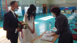 Любовь и бюллетени: В Чите молодожёны пришли на выборы в день свадьбы