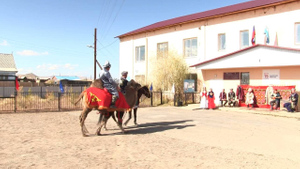 Жители алтайского села приехали к избирательному участку на лошадях и верблюдах