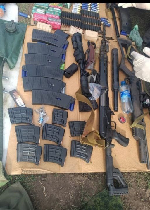 Оружие, боеприпасы и амуниция, обнаруженные в "ниве" Виктора Мирского. Фото © t.me / ВЧК-ОГПУ