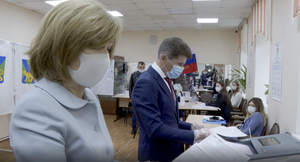 Глава Приморья вместе с супругой отдал голос на выборах в Госдуму