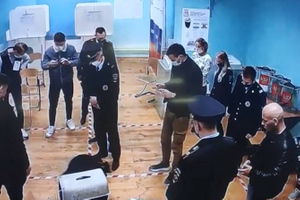 В Москве на избирательном участке енот семь минут бегал от полиции