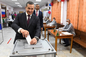 Вице-премьер Трутнев проголосовал на выборах в Госдуму на участке в Чите