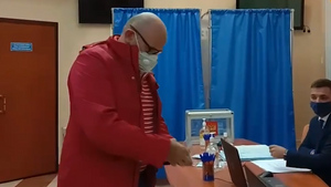 В Минске первый избиратель проголосовал на выборах в Госдуму РФ сразу после открытия участка