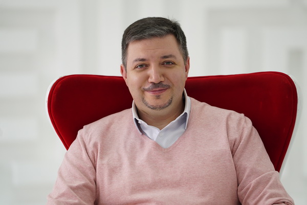 <p>Кого-то преследует запах металла, кого-то преследует запах аммиака, одна пациентка жаловалась на запах тухлых огурцов. У кого-то несколько запахов накладываются друг на друга. Это безусловно людей морочит, донимает, это никуда уйти не может, по сути только когда человек спать ложится, у него эти ощущения притупляются и он на это внимание не обращает. Утром просыпается, и опять всё по новой</p>