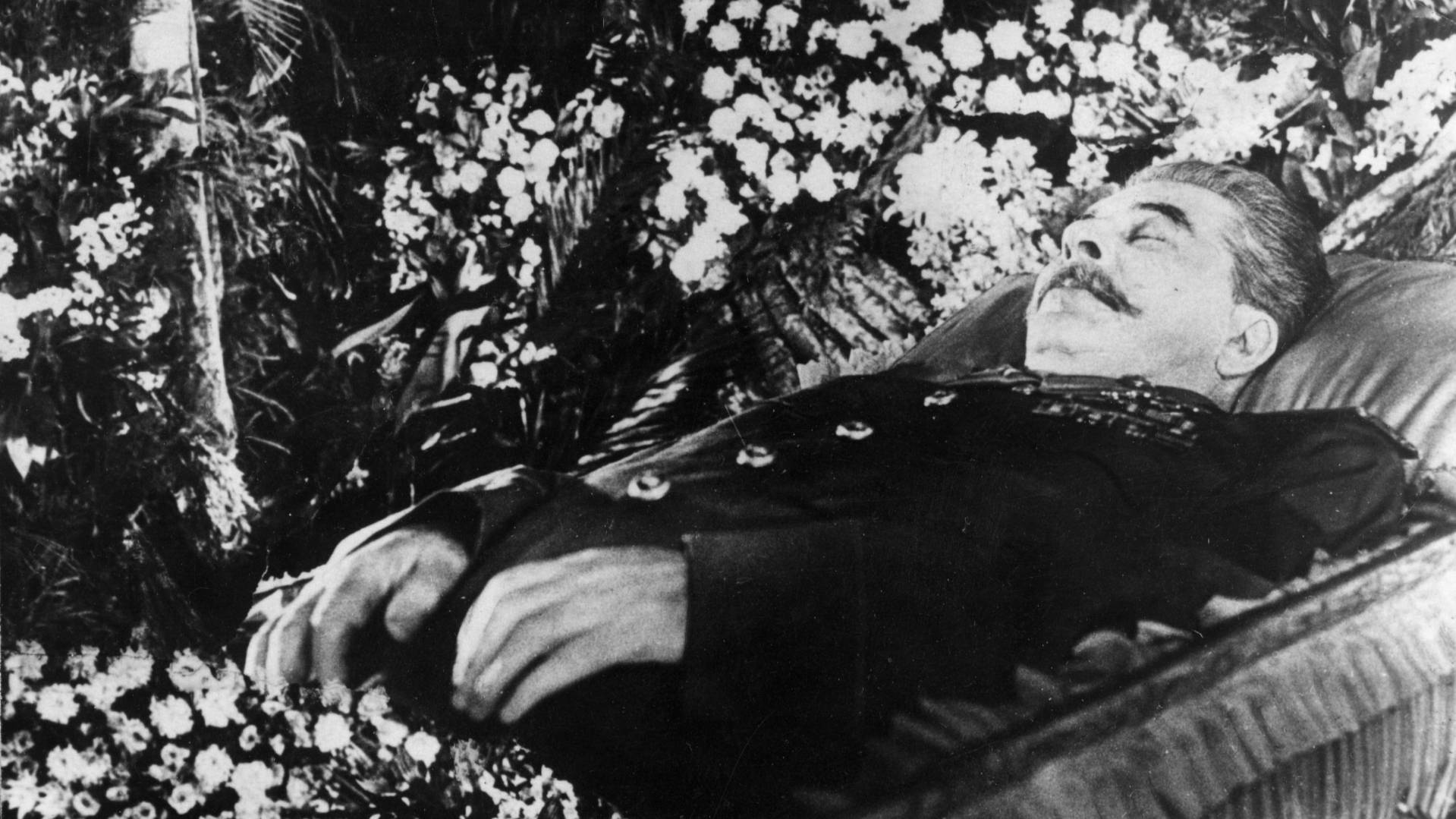 Вторые похороны Сталина: Что исчезло из гроба и кто проводил операцию 