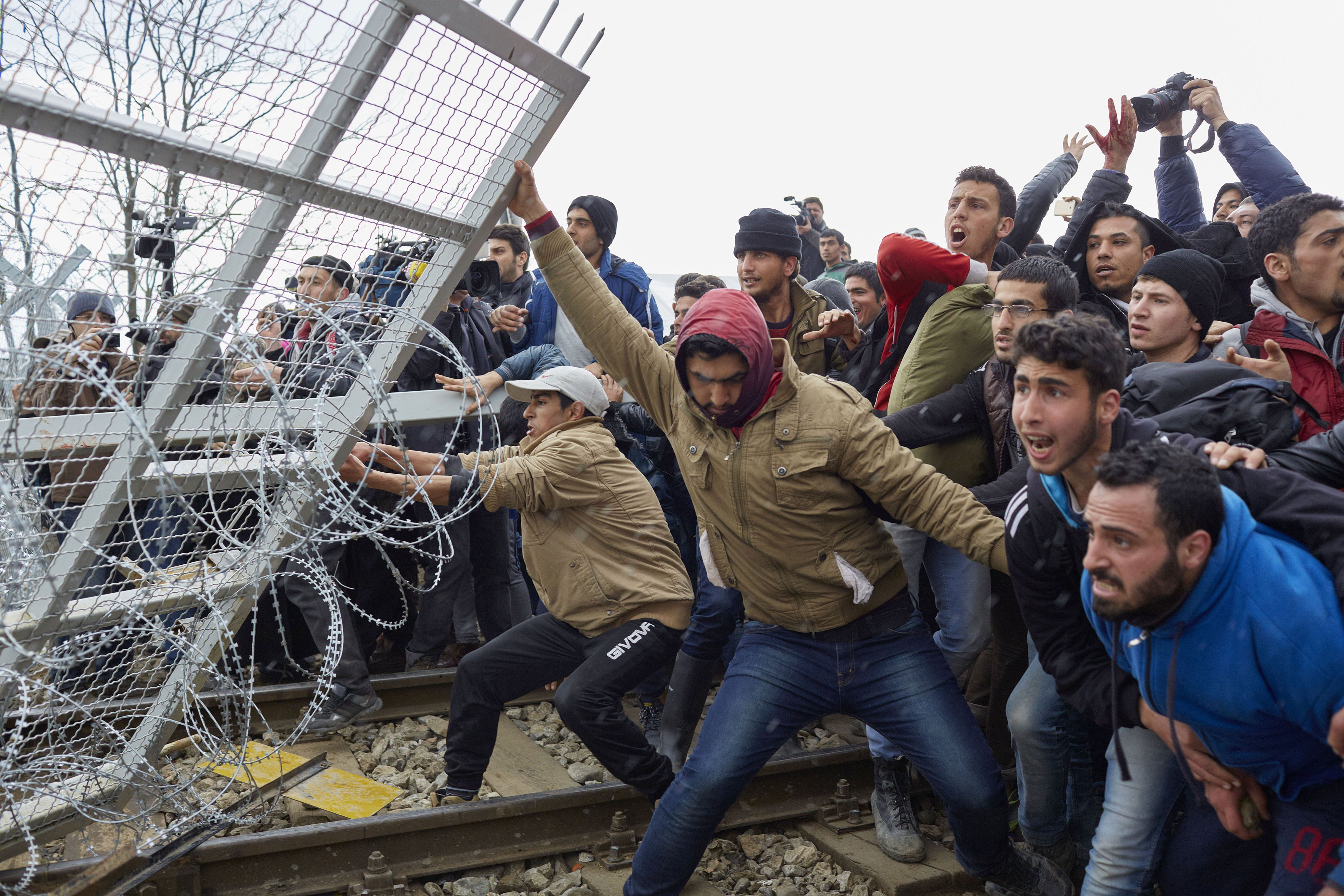 Группа эмигранты. Толпа мигрантов. Мигранты в Европе. Миграционный кризис. Беженцы в Европе.