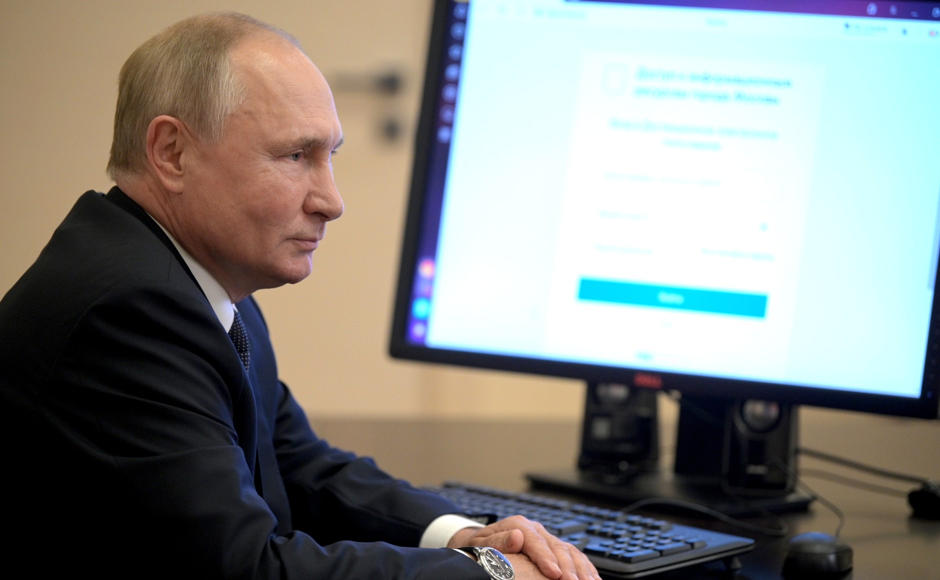 В Кремле объяснили, почему у Путина во время голосования на часах была другая дата
