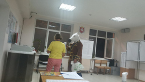 Кто-кто?: В Ялте на избирательный участок заявился "конь" в пальто