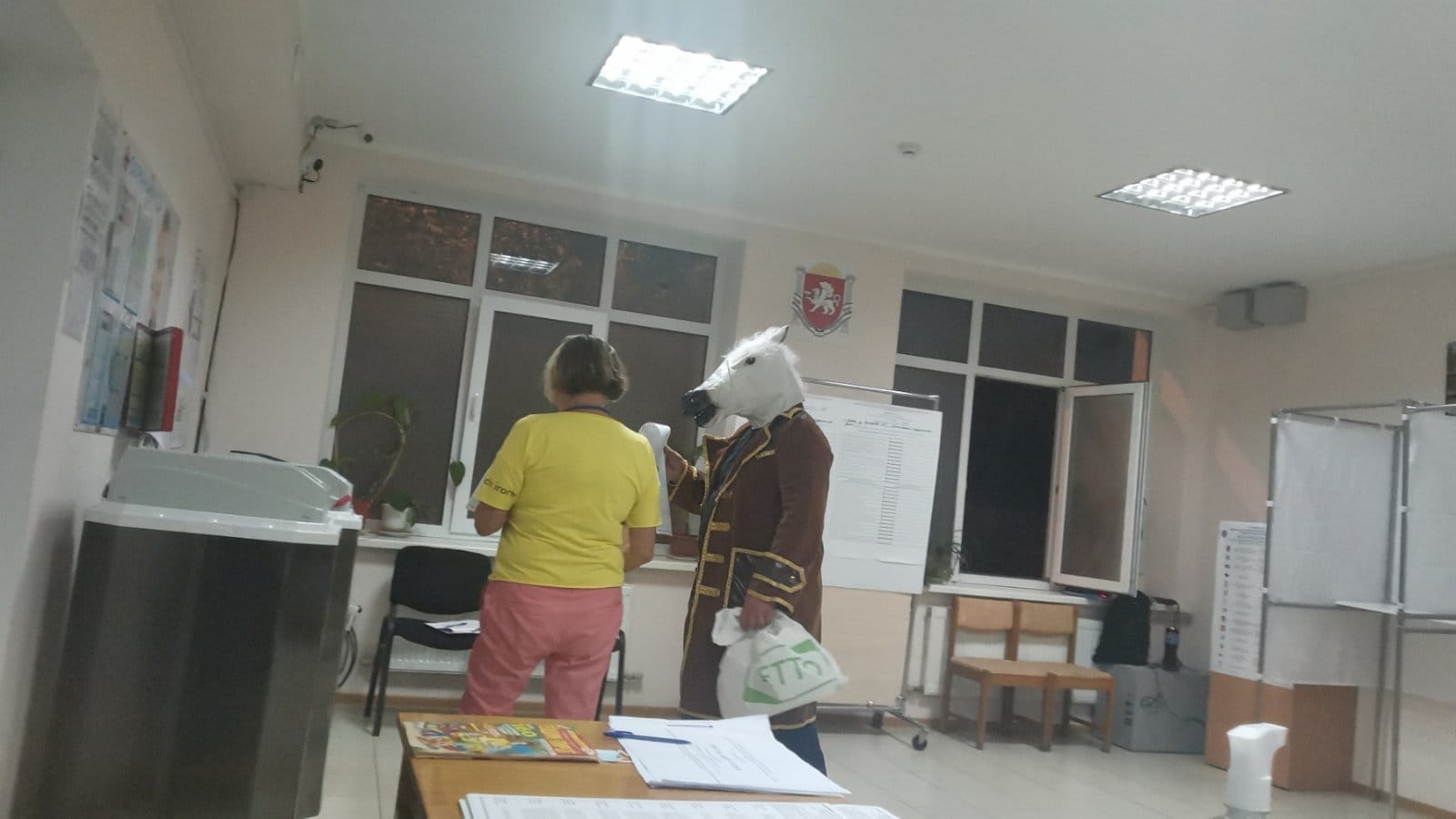 Кто-то?: В Ялте на избирательный участок заявился "конь" в пальто