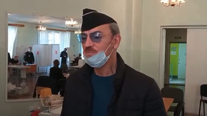 Боярский проголосовал на выборах в Думу и рассказал, почему сменил шляпу на пилотку