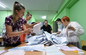 Экзитпол: "Единая Россия" получает 45,2% на выборах в Госдуму