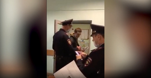 В Москве на избирательном участке задержали наблюдателя, пытавшегося вбросить кипу бюллетеней