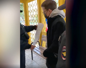 В Москве полиция задержала наблюдателя от КПРФ, пытавшегося пройти на участок с пачкой бюллетеней