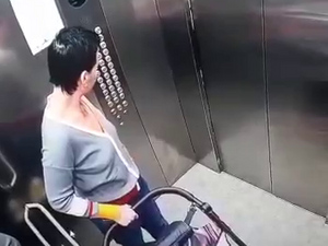 Камеры раскрыли правду о том, что происходило в лифте, куда зашла мать с коляской