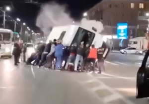 Жители Омска поставили на колёса маршрутку, перевернувшуюся в ДТП