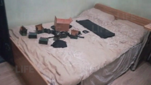 Открытый сейф, патроны на кровати: Лайф публикует видео из квартиры пермского стрелка