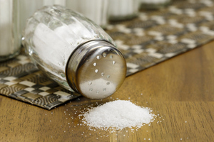 Доктор Мясников рассказал, кому особо опасно употреблять соль