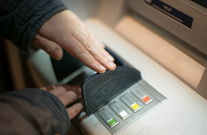 Центробанк призвал усилить контроль за пополнением карт в банкоматах