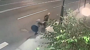 В Москве 70-летняя старушка отбилась от грабителя, который пытался вырвать у неё сумку
