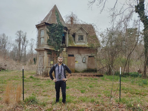 10 фото заброшенных домов, которые словно застыли во времени, сохранив все вещи на своих местах