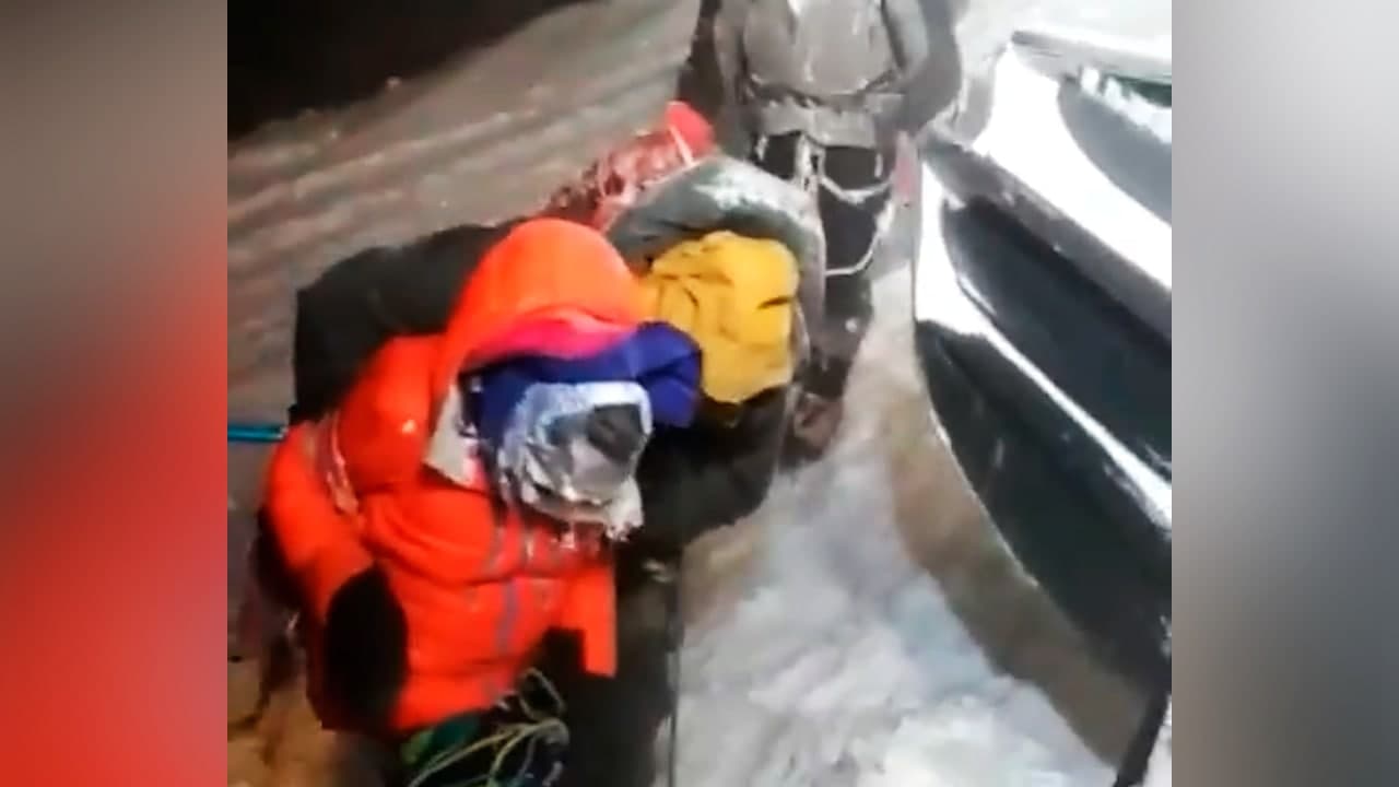 Три застрявших на Эльбрусе в пургу альпиниста погибли