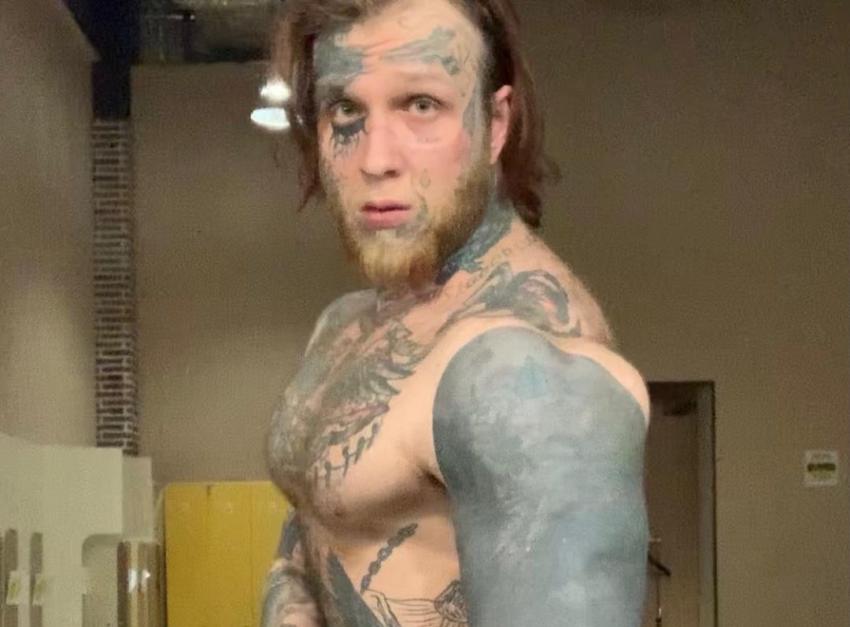 Пугавший татуировками на лице сын Елены Яковлевой решился свести рисунки лазером