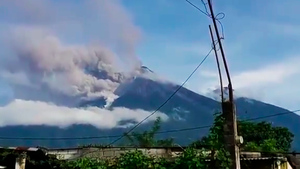 Пепел засыпает города: Смертоносный вулкан Фуэго начал извергаться в Гватемале