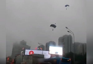 Москвичи скрасили дождливое утро прыжком с парашютами с многоэтажки