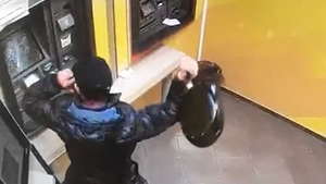 Суровый сибиряк сковородкой разбил отказавшийся выдать деньги банкомат