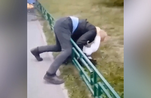В Тюмени школьный охранник напал на учеников и попытался задушить девушку