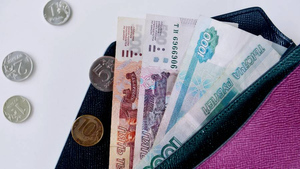 Рубль второй месяц подряд попал в топ-20 самых популярных валют