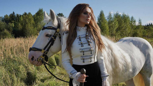 Водонаева устроила съёмки с конём, раздевшись по пояс, но фанаты назвали эти фото позором