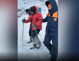 Сотрудники МЧС спасли 82-летнего туриста из Петербурга в горах Карачаево-Черкесии