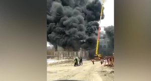 На Камчатке наградили крановщика, снявшего строителей с горящей школы