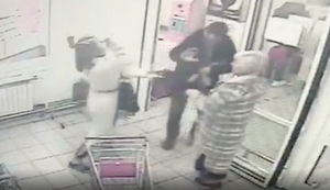 Нападение мужчины в женской одежде с топором на покупателей "Магнита" попало на видео