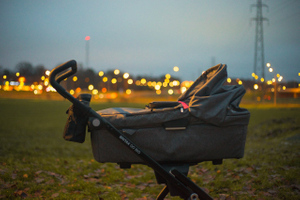 В Нижнем Новгороде прохожий нашёл коляску с младенцем в лесу