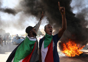 Демонстранты в Судане перекрыли нефтепровод и захватили аэропорт