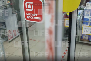 На севере Москвы мужчина в женской одежде напал на покупателей "Магнита" с топором