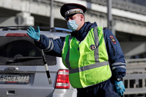 Вооружённый водитель Mercedes сбежал от сотрудников ГИБДД в Москве