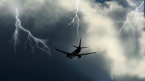 "Это был дикий ужас": Самолёт экстренно сел в Краснодаре после удара в него молнии