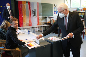 Президент ФРГ вместе с супругой проголосовали на выборах в бундестаг