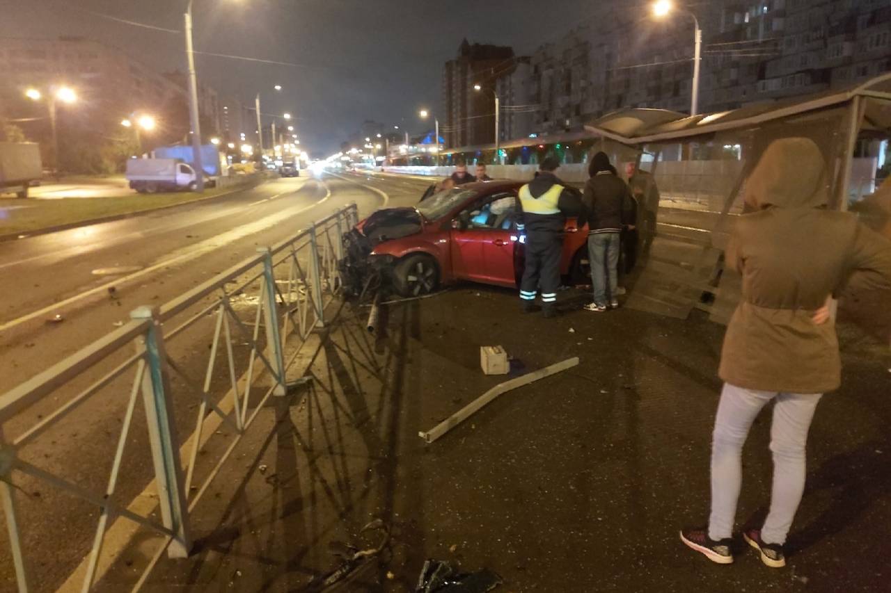 В Петербурге водитель погиб, пытаясь уйти от сотрудников ДПС